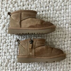 UGG Todder Low Boots Size 7 Fuzzy Warm Cute‎